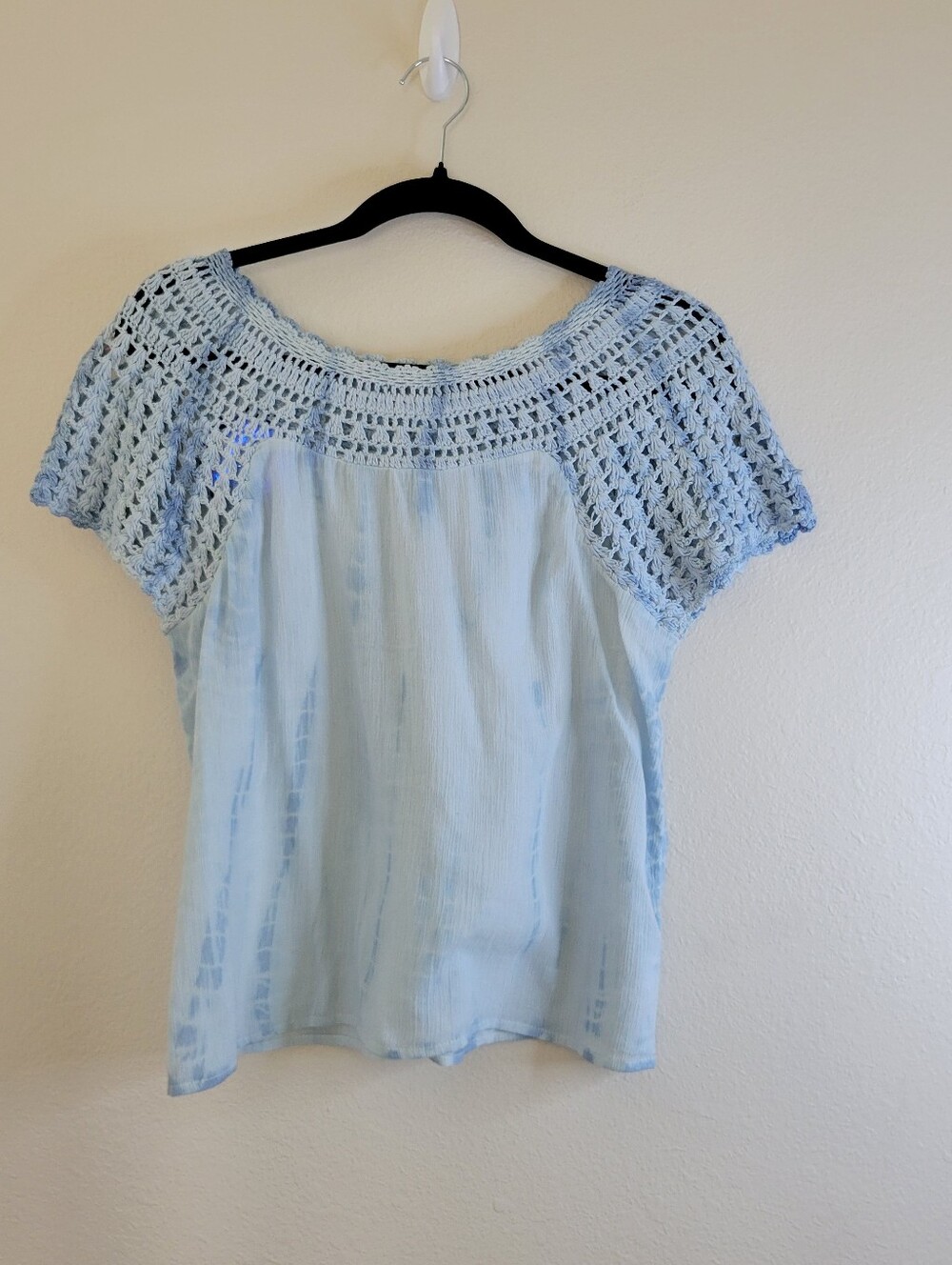 Lucky Brand Pale Blue Tie Dye Crochet Yoke Short Sleeve Top Ladies Small. Length